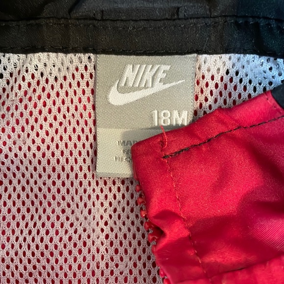 Nike boys 18M lightweight rain slicker with hood, full zipper front, EUC. - Picture 2 of 3